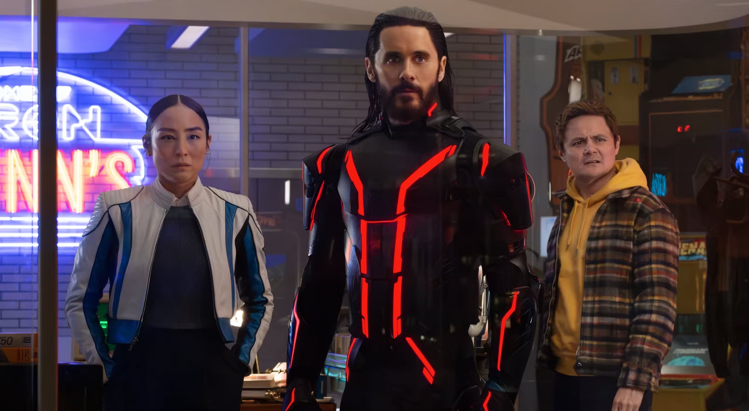 Tron: Ares yang dibintangi Jared Leto (Ares) akhirnya melanjutkan warisan dari Tron: Legacy dengan cerita yang lebih dekat dengan dunia nyata hari ini, setelah 15 tahun. Foto: latimes.com