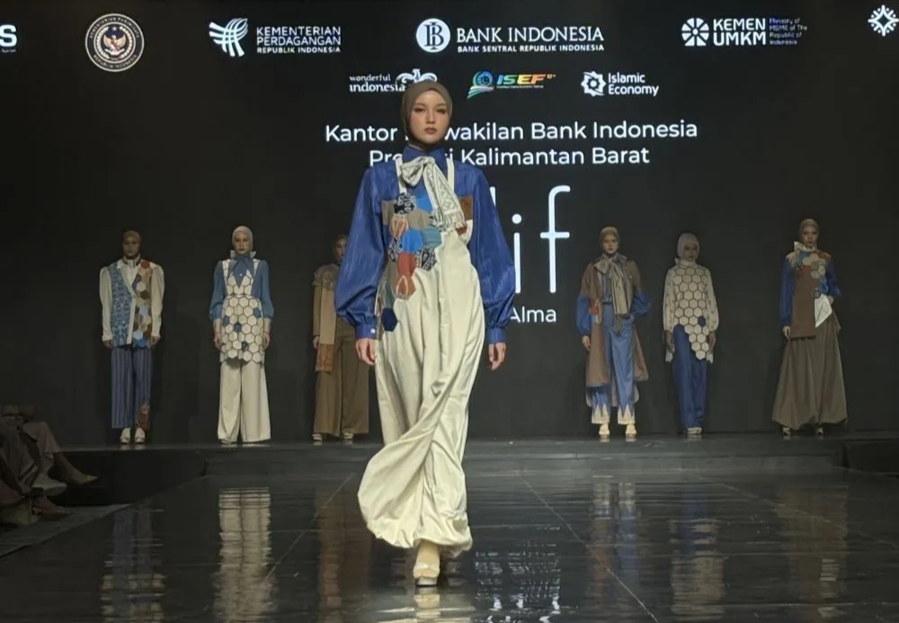 Busana koleksi /lif by Alma yang ditampilkan dalam pagelaran IN2MOTION Festival 2025 di Jakarta, Rabu (8/10/2025). ANTARA/Hreeloita Dharma Shanti