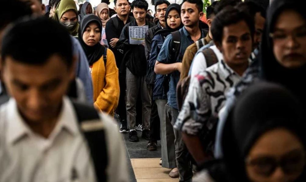 Pencari kerja antre mencari informasi lowongan pekerjaan dalam bursa lowongan kerja Naker Fest Kota Semarang 2025 di Kantor BBVP Semarang, Pedurungan, Semarang, Jawa Tengah, Selasa (6/5/2025). Foto: Antara
