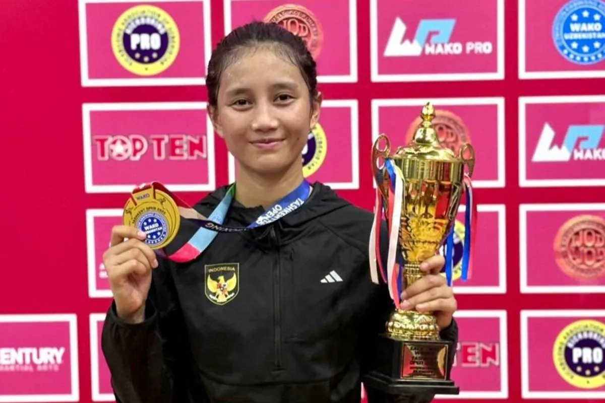 Bripda Aprilia berpose memegang medali emas dan trofi di ajang Uzbekistan Kickboxing World Cup 2025 pada Minggu (12/10/2025). ANTARA/HO-Polri