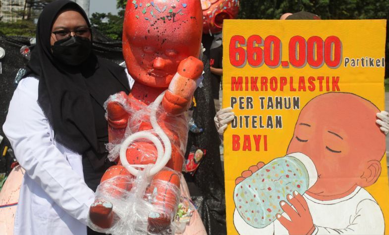 Foto ilustrasi sejumlah aktivis lingkungan membentangkan poster dan replika bayi saat aksi Plastic Free July 2025 di Surabaya, Jawa Timur, Rabu (16/7/2025). Aksi damai yang menyerukan bahaya mikroplastik bagi kesehatan manusia. Foto: Antara