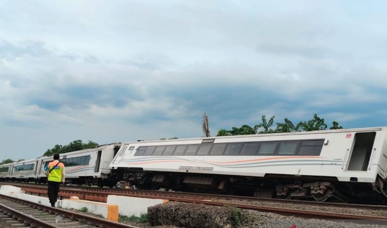 KA Purwojaya Anjlok di Bekasi, Seluruh Penumpang Dipastikan Selamat