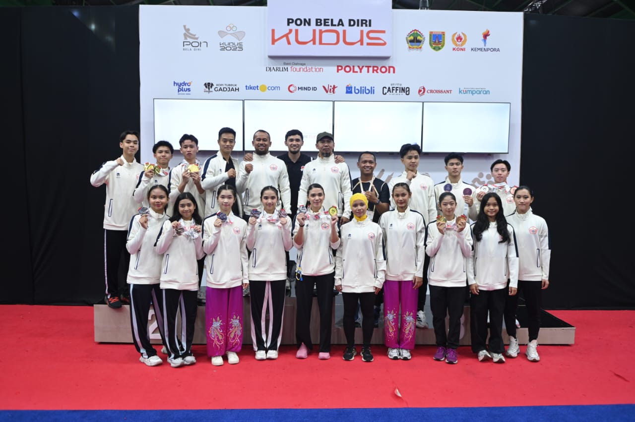 Para atlet kontingen DKI Jakarta berpose bersama pelatih dan ofisial usai memastikan gelar Juara Umum PON Bela Diri Kudus 2025, Minggu (26/10/2025). Foto: PON Bela Diri 2025