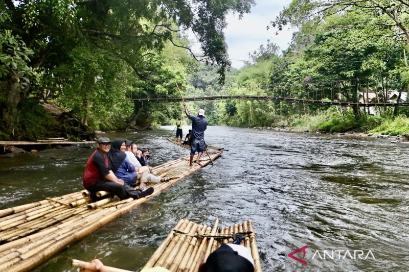 Suku Dayak Meratus Bangkitkan Ekonomi Mandiri Lewat Wisata Bamboo Rafting