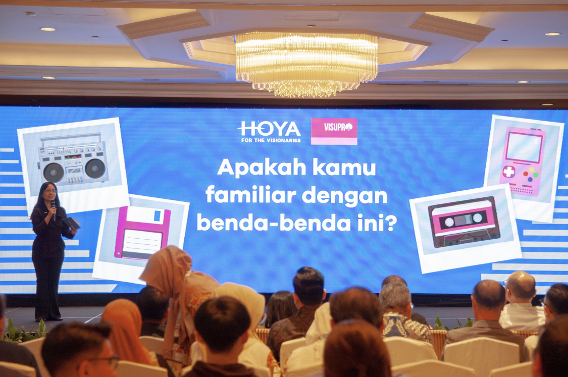 Ketika Tulisan di Ponsel Mulai Buram, Hoya Tawarkan Lensa agar Mata Tetap Fokus