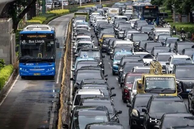 Bus Transjakarta melintas di Jalan Jenderal Sudirman, Jakarta, Jumat (12/9/2025). Foto: Antara
