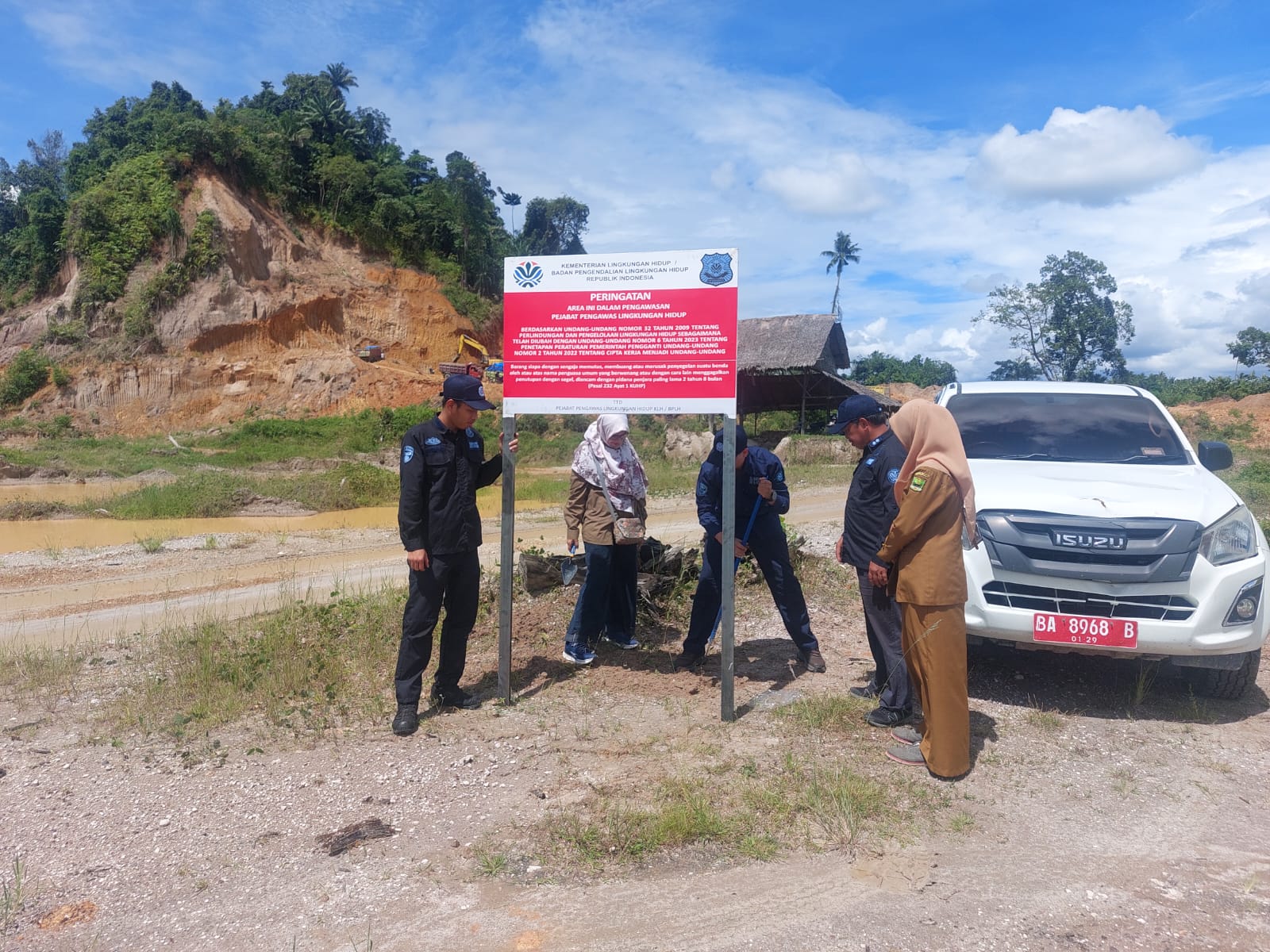 Menteri LH Segel Pertambangan di Sumatera Barat