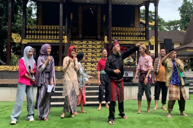 Japin Carita Angkat Wajah Budaya Kalsel di TMII
