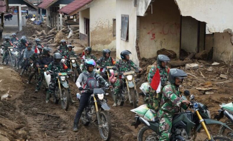 Gunakan Motor Trail, 100 Babinsa Bagikan Logistik Bantuan di Aceh