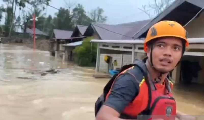 Hujan Deras Picu Banjir, Tim SAR Evakuasi Warga Padang Hingga Larut Malam