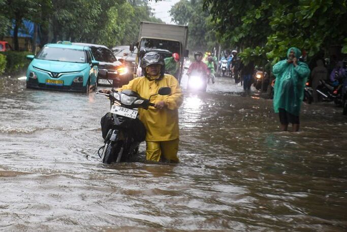 Diguyur Hujan Deras Sedari Pagi, DKI Jakarta Terendam Banjir