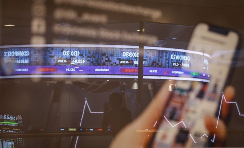 IHSG Terkoreksi Usai Sentuh Level Psikologis 9.000, Investor Lakukan Profit Taking