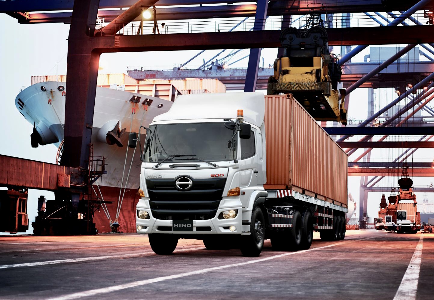 Hino Kokoh 25 Tahun Jadi Raja Medium Duty Truck, Kuasai 56 Persen Pasar di 2025