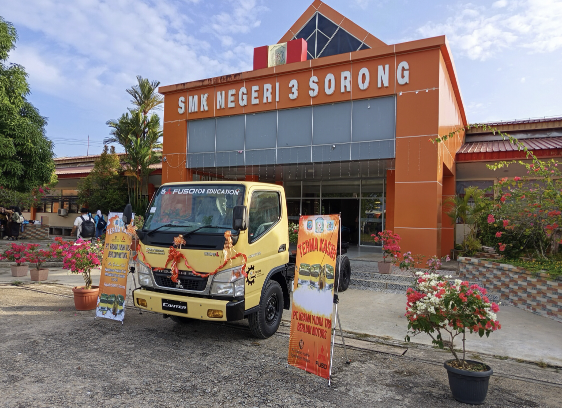 KTB Donasikan Mitsubishi Fuso Colt Diesel ke SMK Negeri 3 Sorong