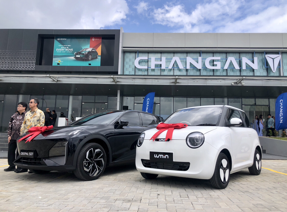 Changan Resmikan 3 Dealer Sekaligus Serahkan Unit Perdana Lumin dan Deepal S07 ke Konsumen