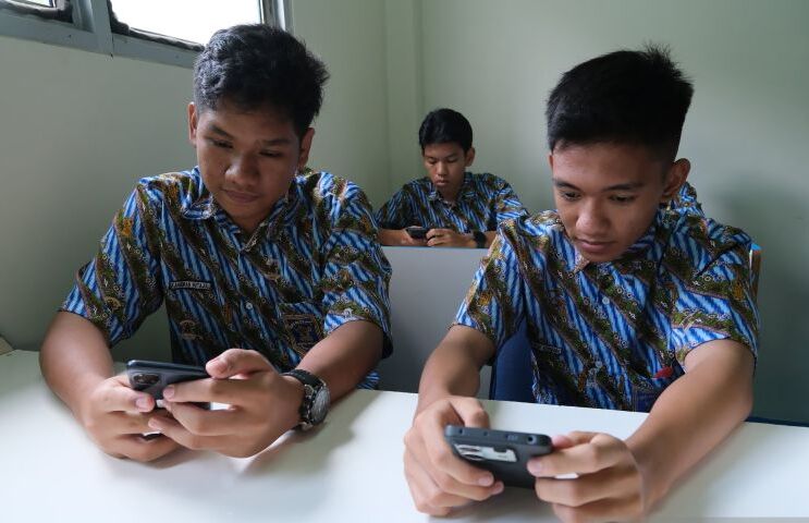 Batasi Remaja Pakai Ponsel, Orang Tua Perlu Pendekatan Efektif