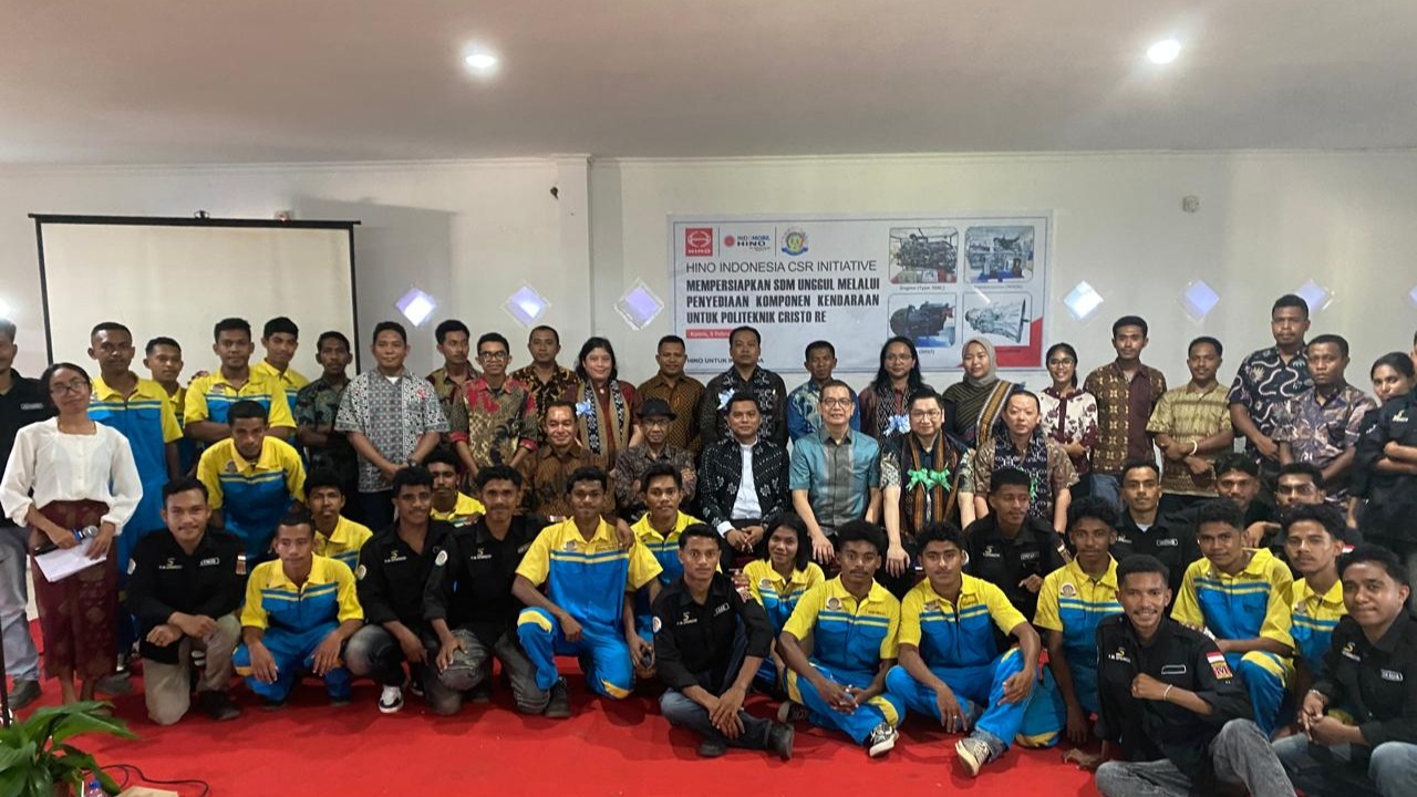 Hino Salurkan Mesin dan Komponen Kendaraan Niaga ke Politeknik Cristo Re NTT
