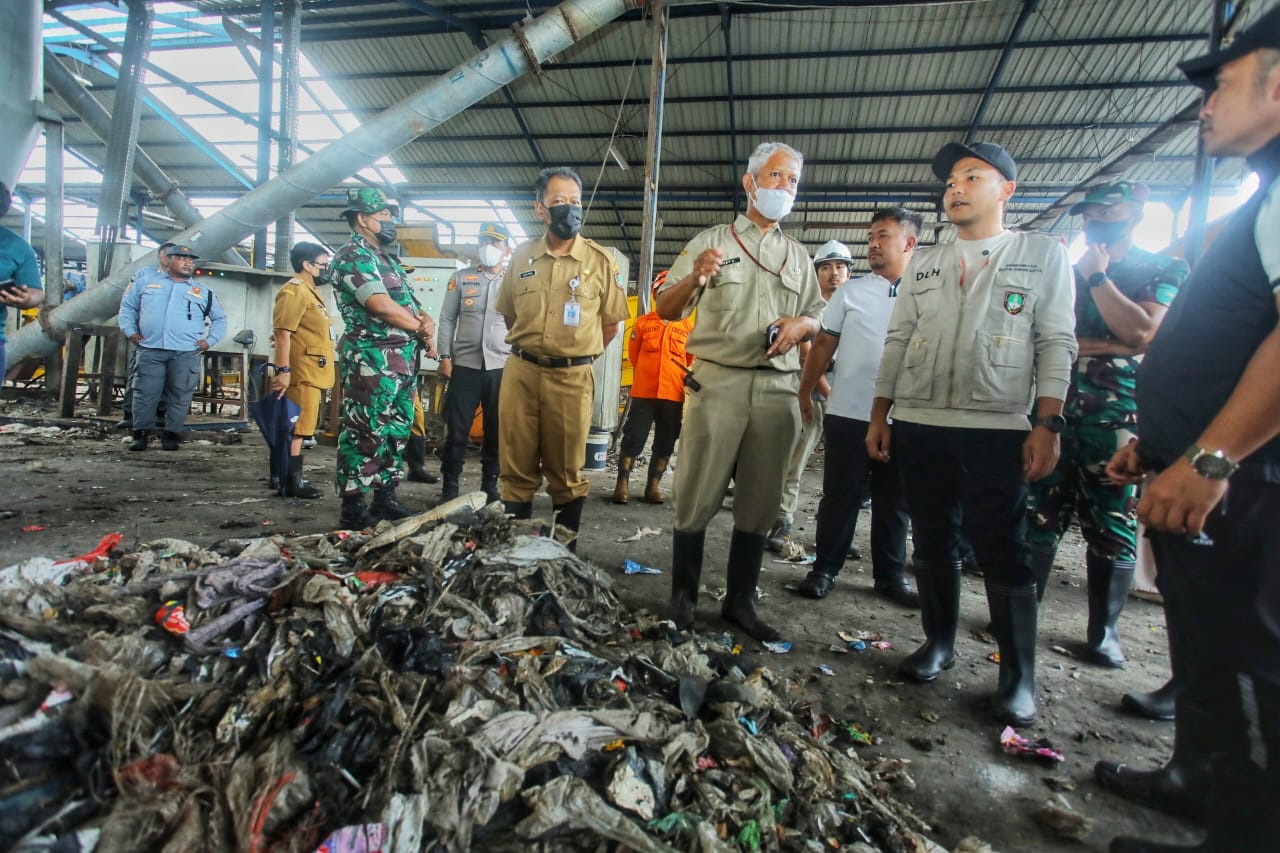 Alat Berat Ditambah, Respati Benahi Jalur Sampah di Putri Cempo