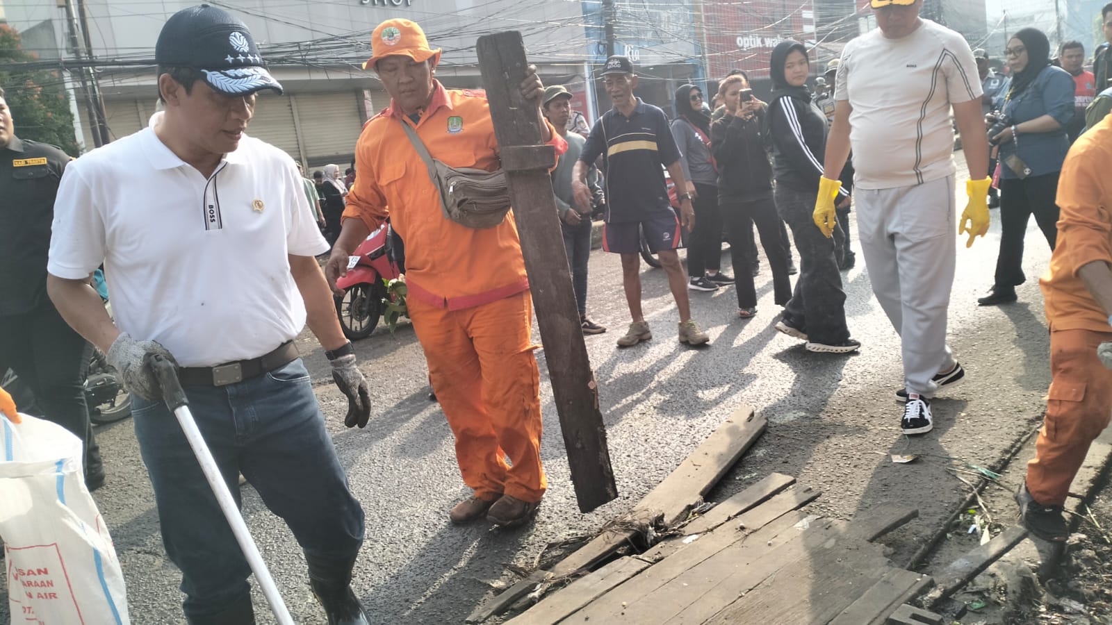 Ikut Aksi Bersih di Bekasi Timur, Menteri LH Ingatkan Batas Usia TPA 2028