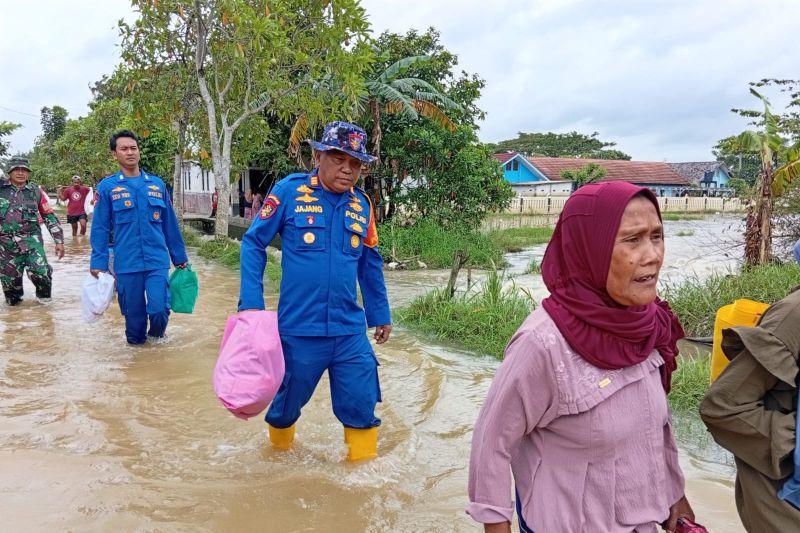 Ratusan Rumah di Karawang Terendam Banjir, Warga Terdampak Dievakuasi