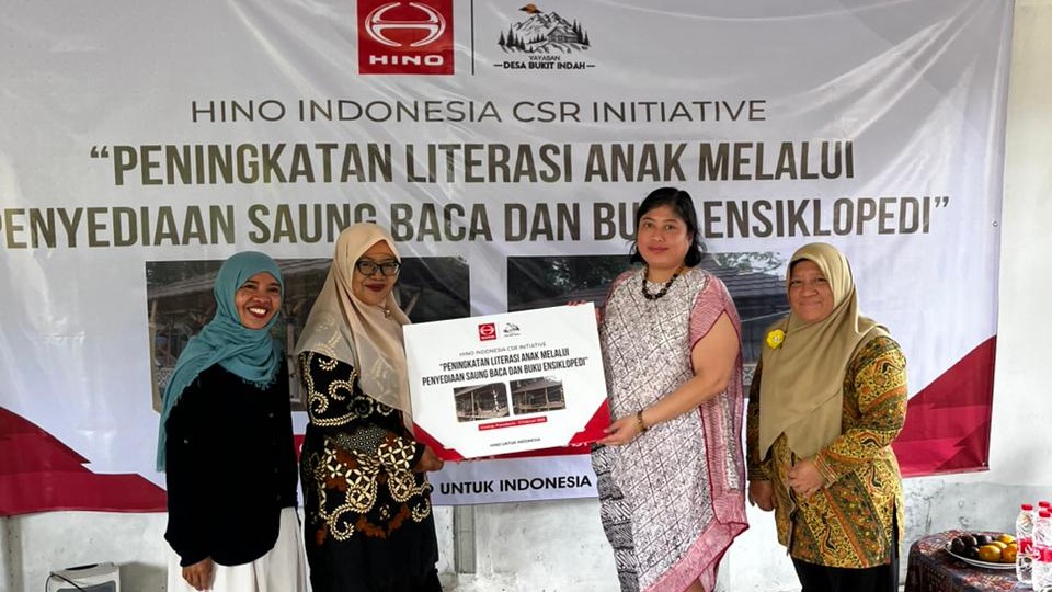 Bangun Saung Baca di Purwakarta Jadi Cara Hino Dorong Literasi dan Pemberdayaan Desa