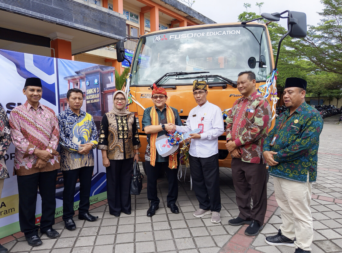 KTB Donasikan Mitsubishi Fuso Fighter ke SMK Negeri 3 Mataram, Perkuat Pendidikan Vokasi Otomotif