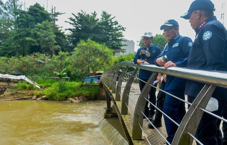 Menteri Hanif Masih Tunggu Hasil Uji Laboratorium Sungai Cisadane