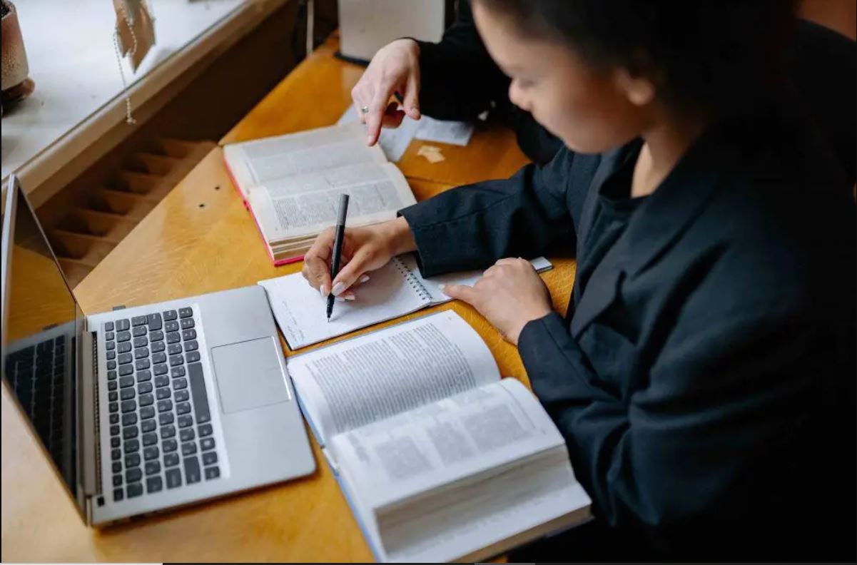 Karya Ilmiah di Era AI: Ujian Kedalaman Ilmu di Indonesia