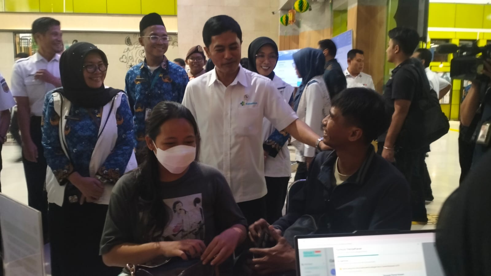 Wamenkes Tinjau Pos Pantau Mudik di Stasiun Gambir, Tekankan Pentingnya Kesehatan Pemudik dan Petugas
