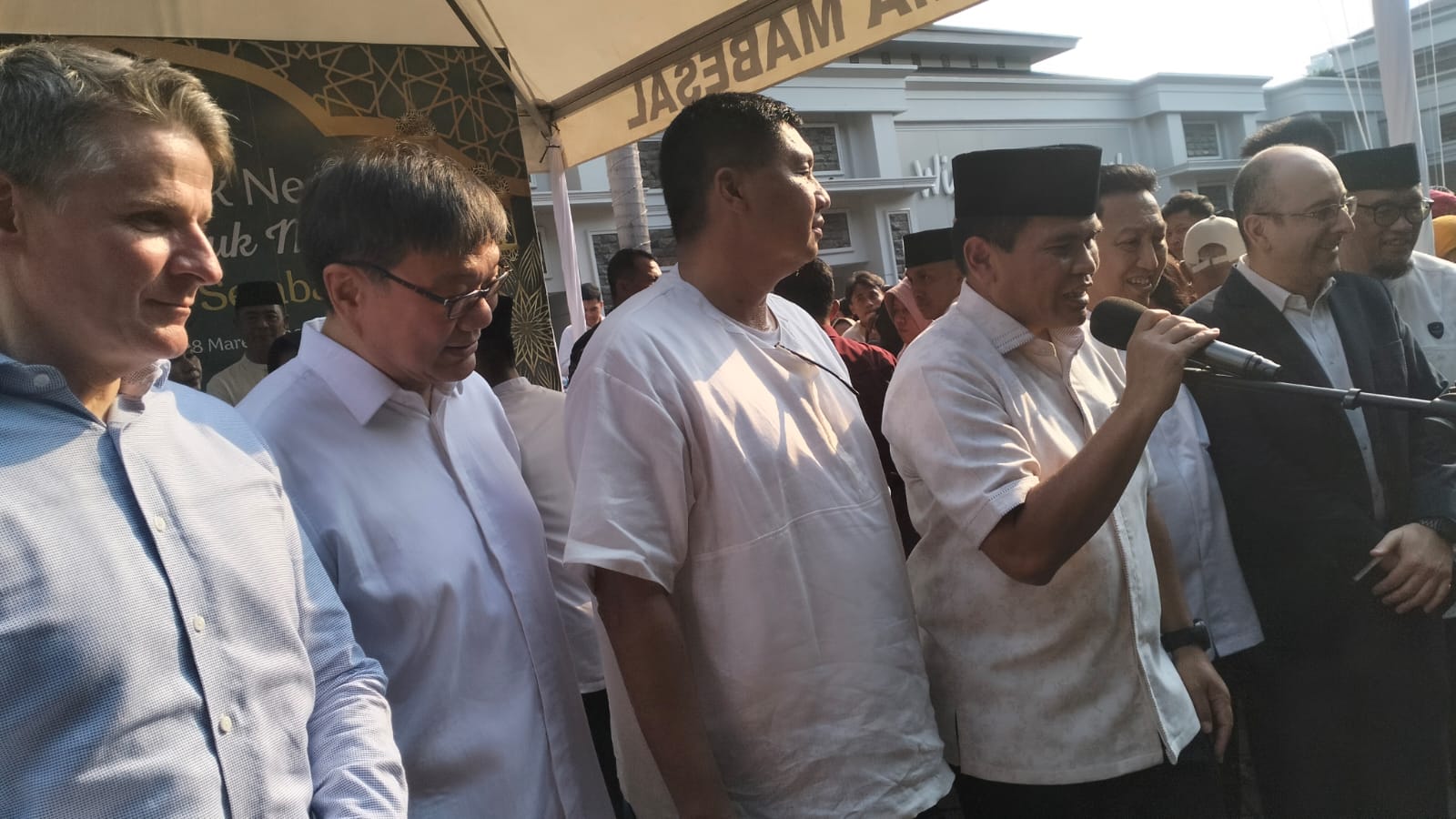 Menteri PKP, KSAL, dan Sejumlah Tokoh Salurkan Bantuan Sembako di Menteng