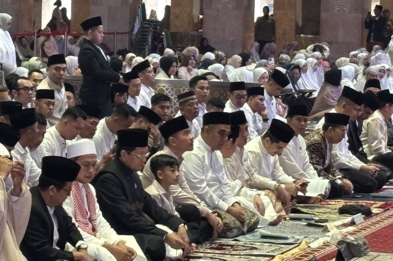Gibran Salat Id di Istiqlal Bersama Keluarga, Ribuan Jamaah Padati Masjid