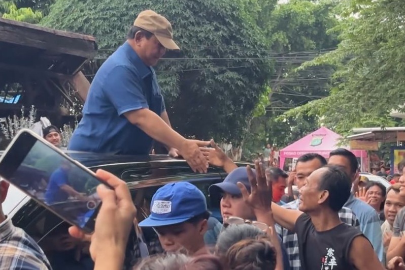 Penyamaran Prabowo Terbongkar di Senen, Warga Bantaran Rel Kaget Didatangi Presiden