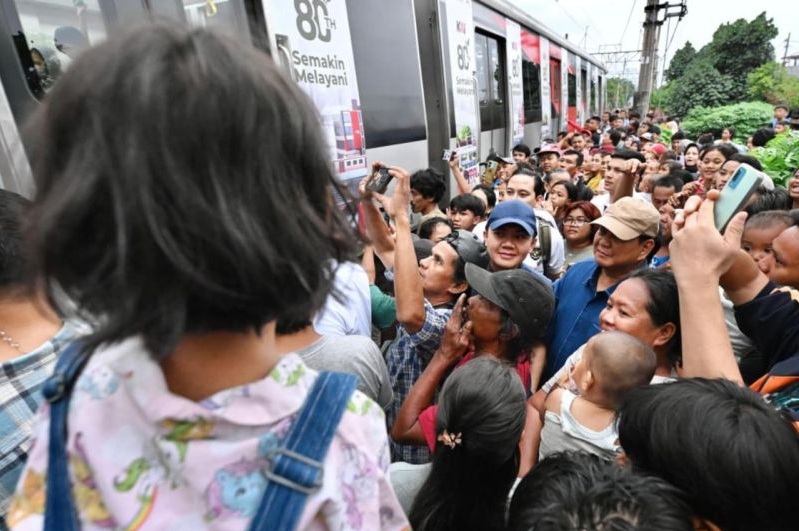 Blusukan ke Bantaran Rel Senen, Prabowo Subianto Janjikan Hunian Layak untuk Warga