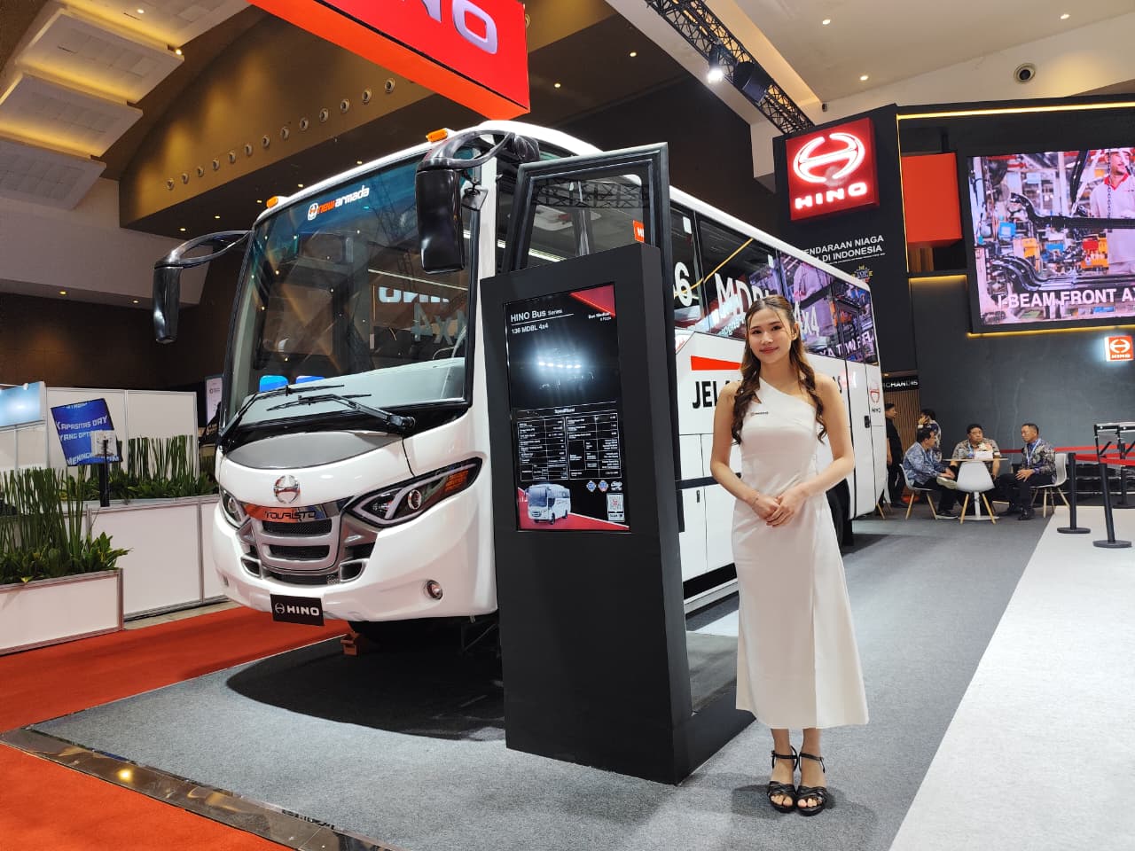 Hino Luncurkan Bus 4x4 Terbaru untuk Operasional Medan Berat di GIICOMVEC 2026