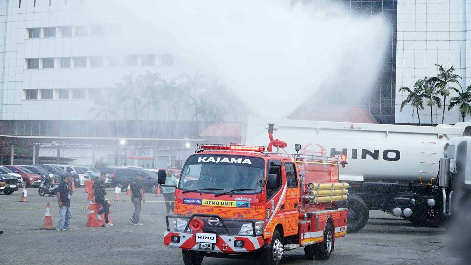 Hino Tampilkan Truk Damkar 300 Series Sekaligus Edukasi Kebakaran di GIICOMVEC 2026