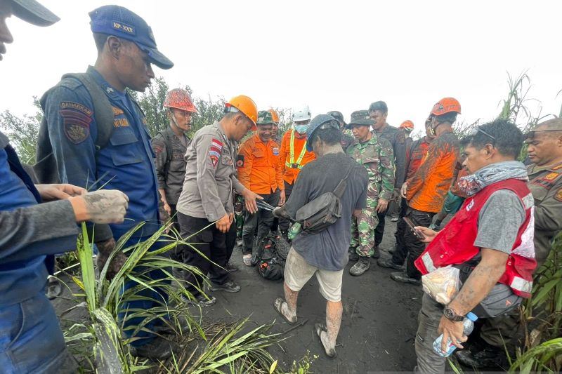 Dua WNA Pendaki Gunung Dukono Ditemukan Meninggal Usai Erupsi, Dievakuasi di Tengah Hujan dan Medan Berbahaya
