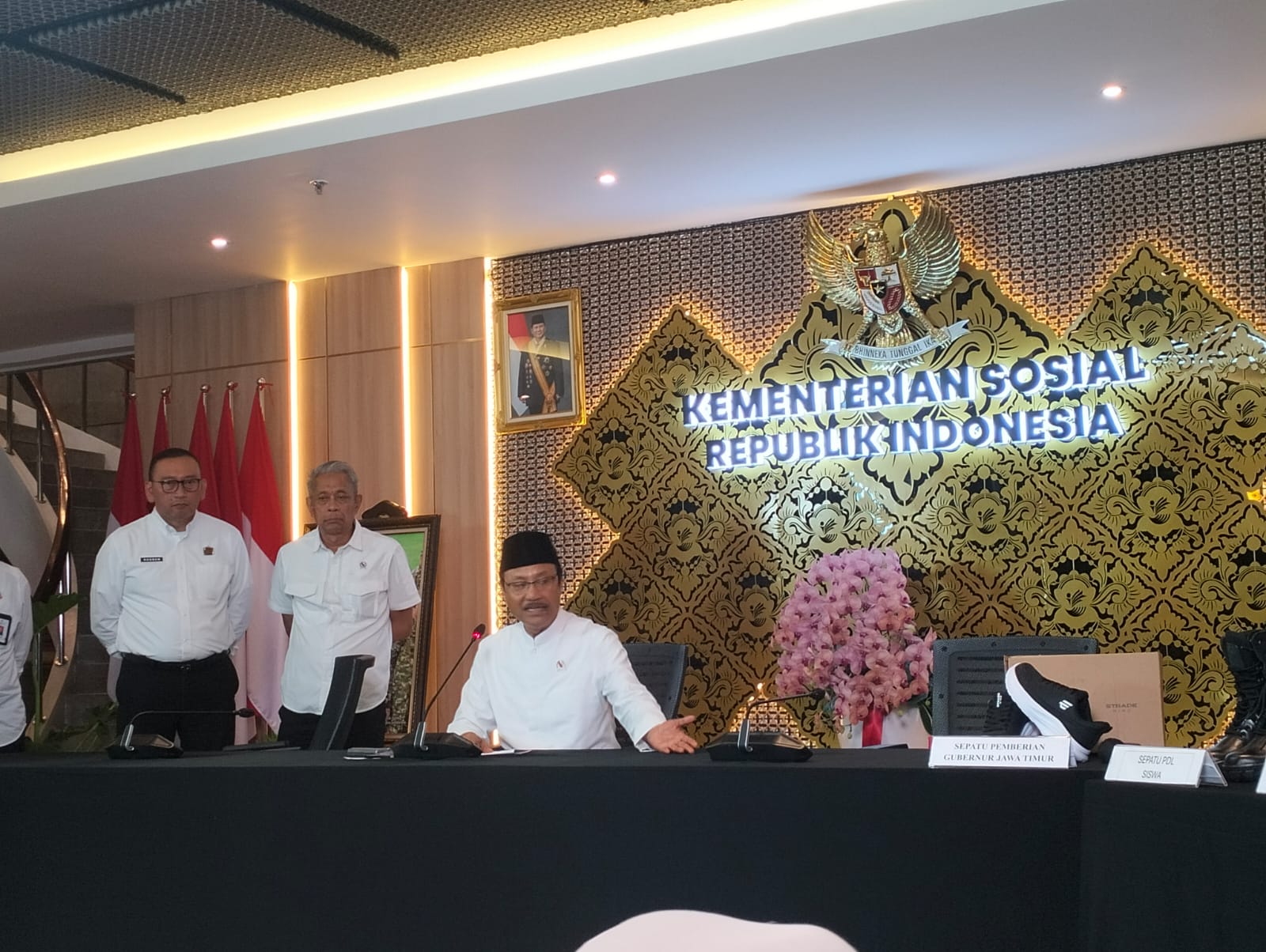 Kemensos Nonaktifkan Dua Pejabat Usai Temuan Potensi Maladministrasi Pengadaan Sepatu SR