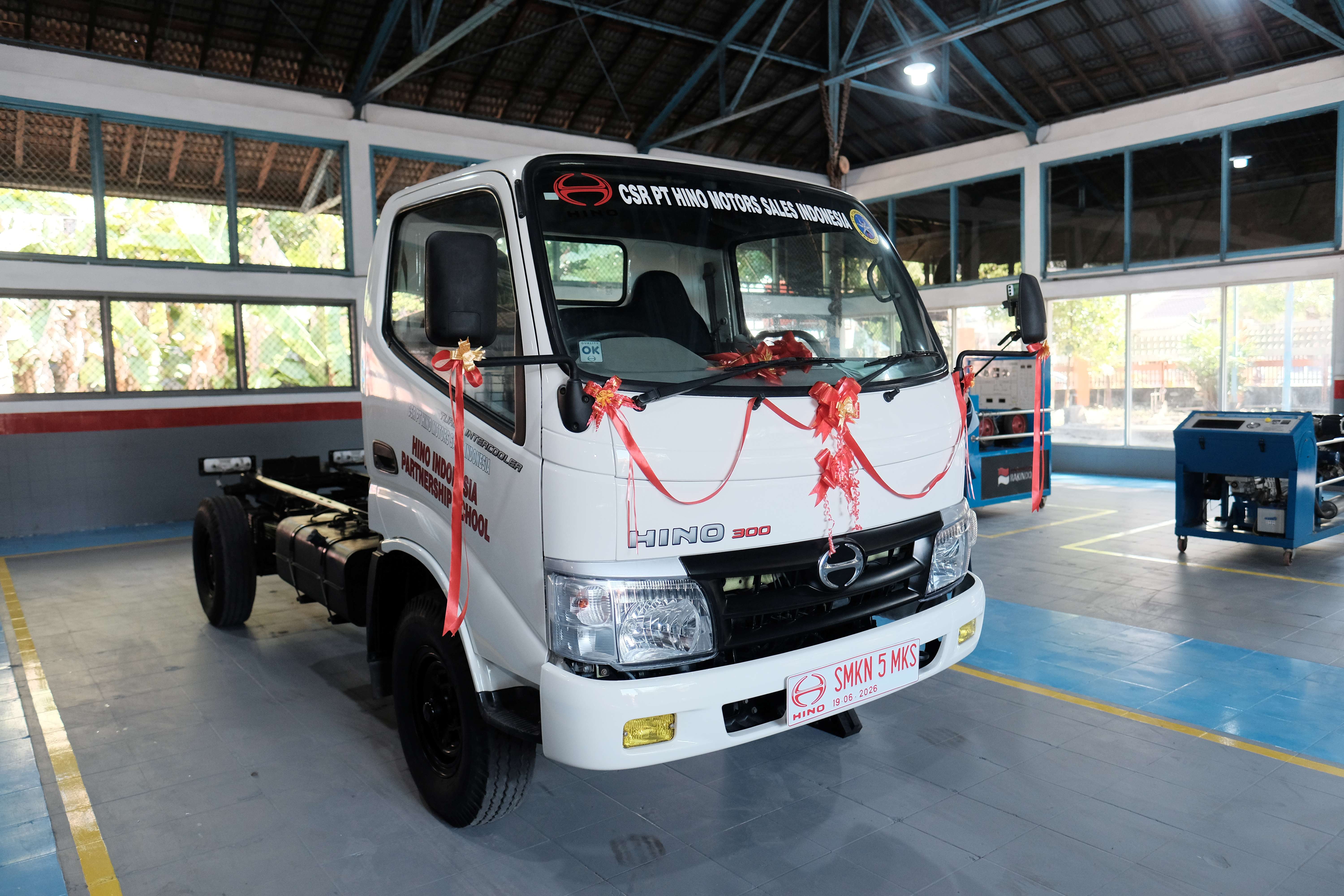 HMSI Serahkan Truk Hino 300 ke SMKN 5 Makassar, Cetak SDM Otomotif Siap Kerja untuk Industri Transportasi