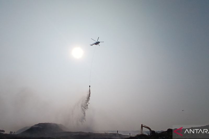 KLH Tambah Dua Helikopter Atasi Kebakaran TPA Jatiwaringin