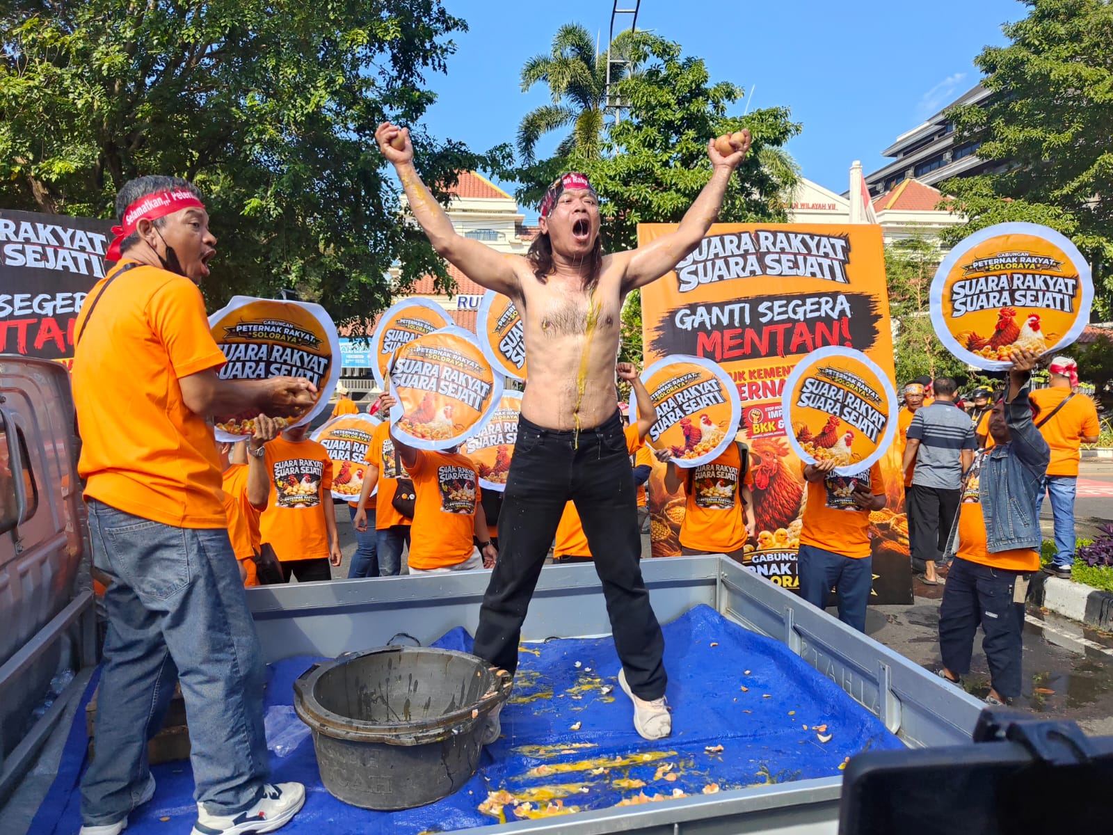 Peternak Solo Protes Harga Anjlok, Bagikan Ayam hingga Mandi Telur