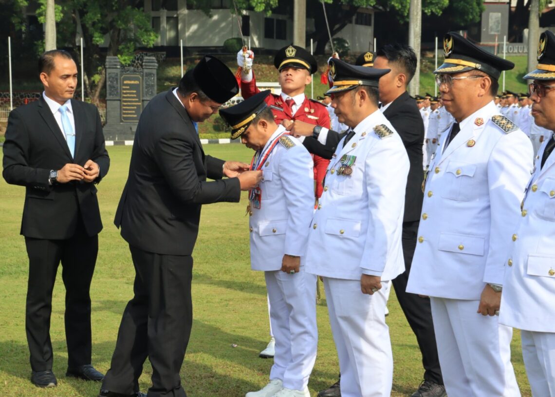 Bupati Tapin Diberi Pin Alumni Kehormatan dari IPDN