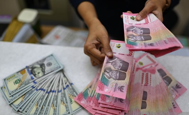 Rupiah Melemah Tipis ke Rp17.984 per Dolar AS, Pasar Masih Waspada