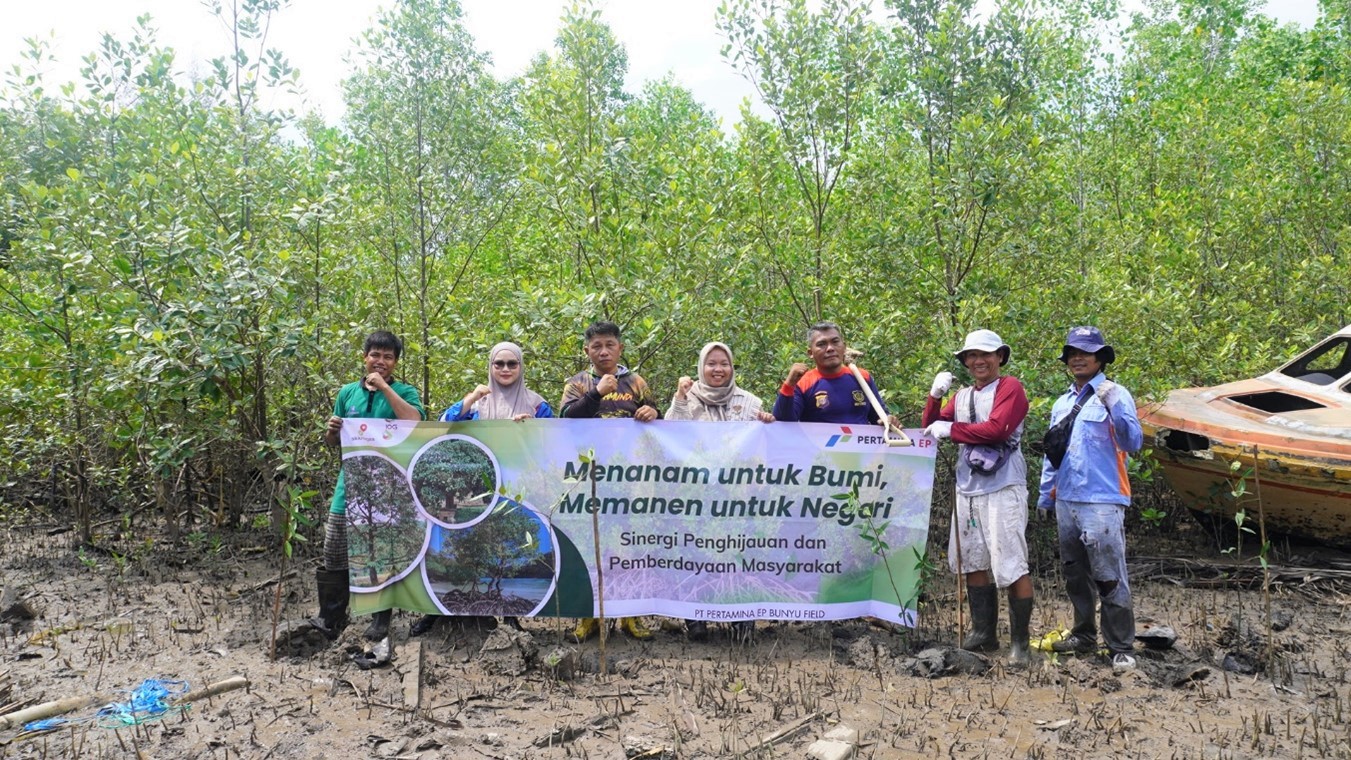 Pertamina EP Bunyu Hijaukan Pesisir dengan 1.000 Bibit Mangrove dan Durian