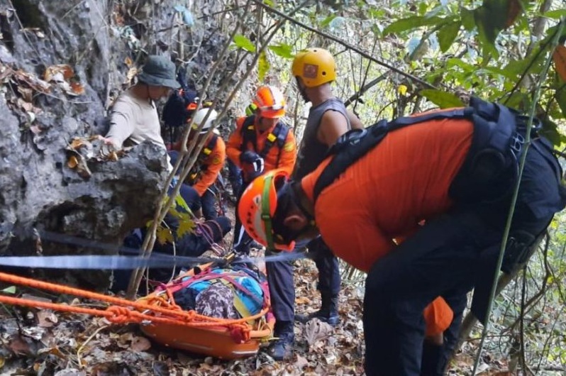 Terjebak di Tebing Karst Saat KKN, Enam Mahasiswa Unhas Diselamatkan Basarnas dalam Operasi Dramatis