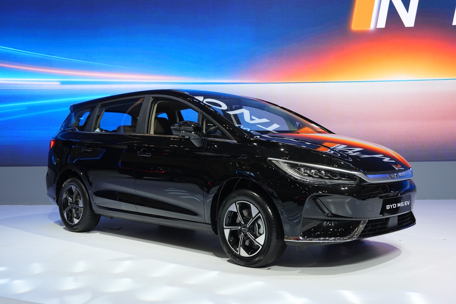 BYD M6 EV Kini Diproduksi Lokal, Harga Tetap Rp395 Juta