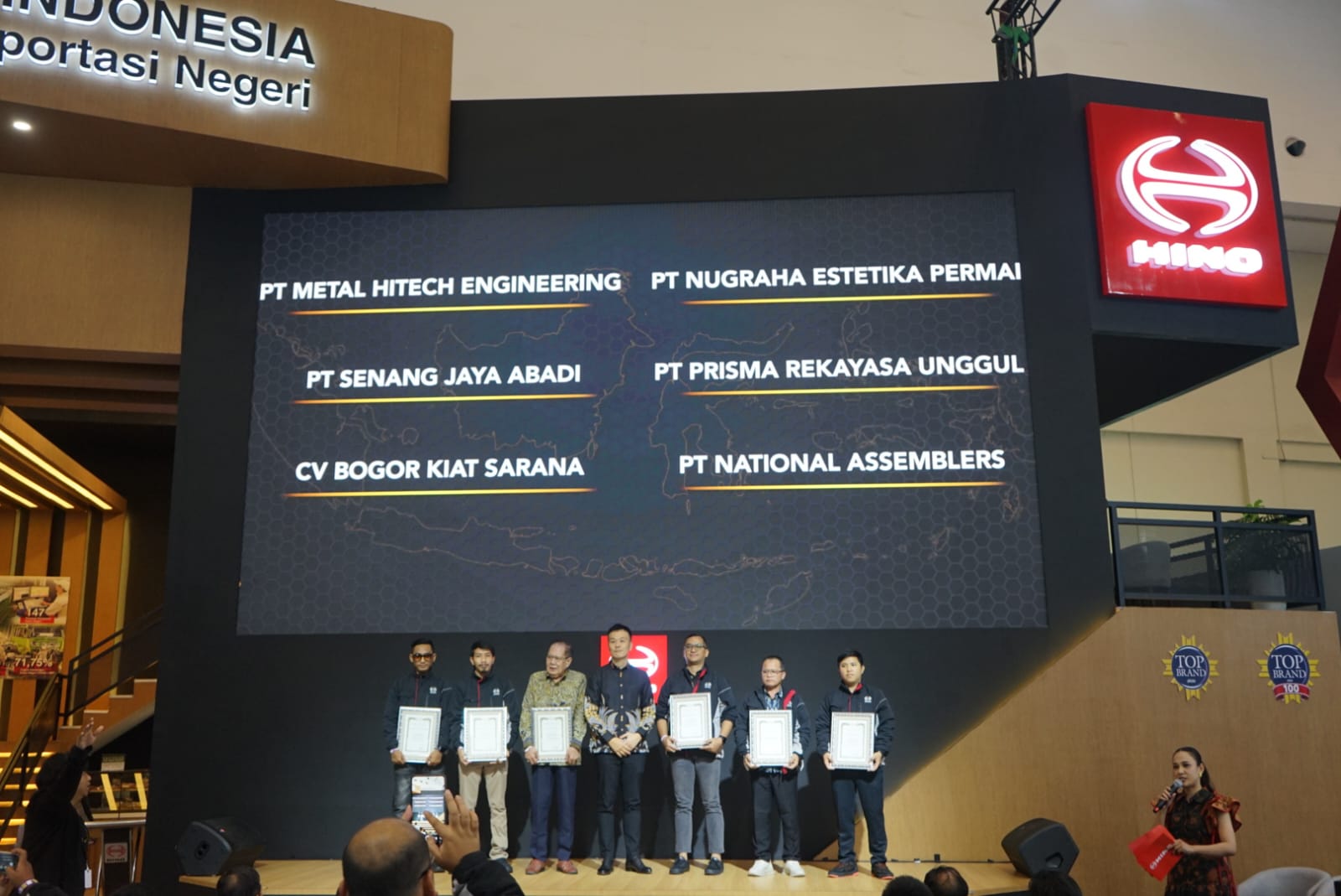Berkomitmen Hadirkan Solusi Transportasi Andal, Hino Beri Penghargaan ke Mitra Karoseri