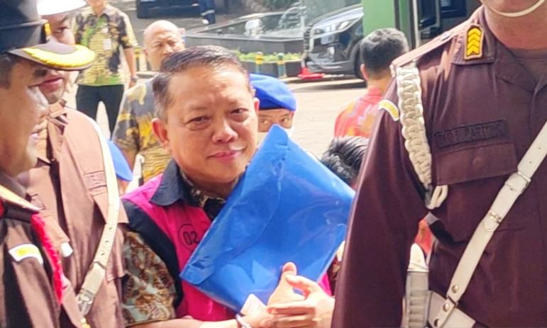 Diborgol dan Kenakan Rompi Pink, Febrie Adriansyah Diperiksa Tim 9 Kejagung
