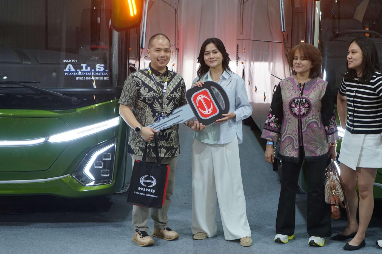 Hino Serahkan Bus Baru ke PO Efisiensi dan PO Kairos di GIIAS 2026