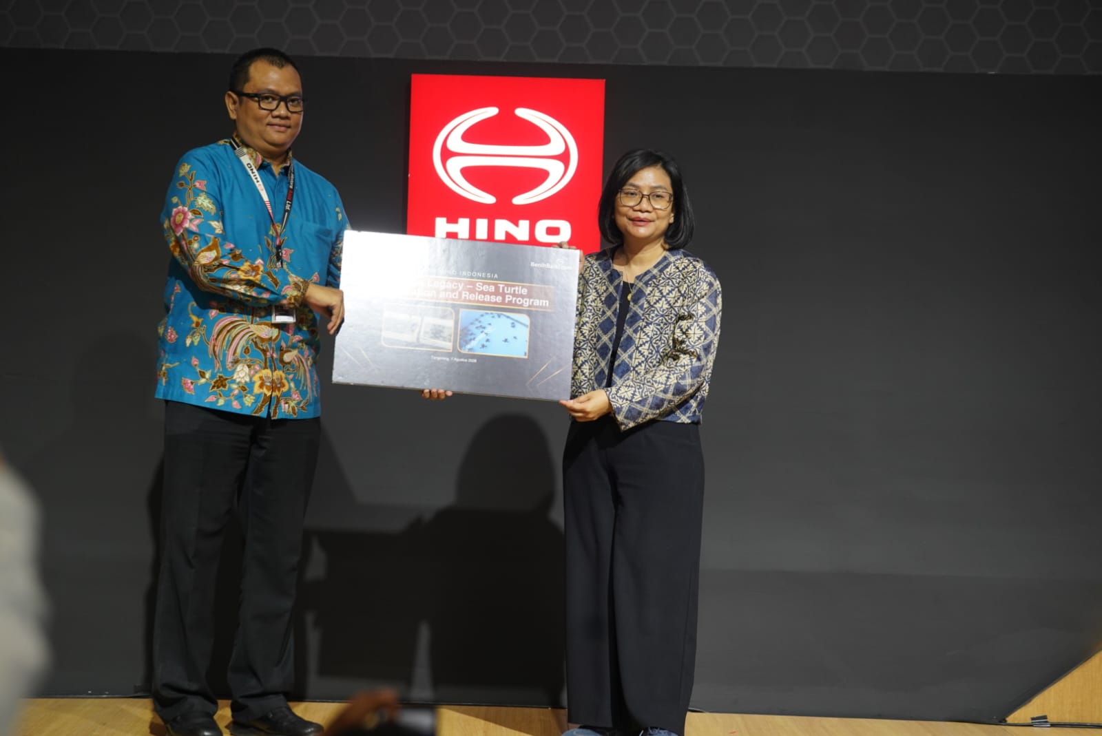 Hino Lindungi Tukik dan Bangun Greenhouse, Bawa Misi Pelestarian Alam dari GIIAS 2026