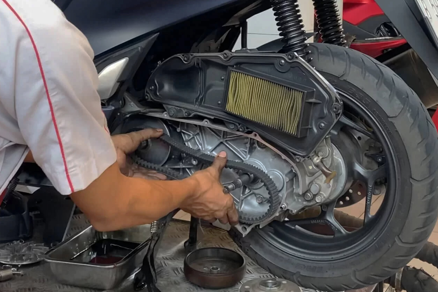 Motor Matik Bunyi Gredek dan Berdecit? Ini Penyebab dan Solusinya